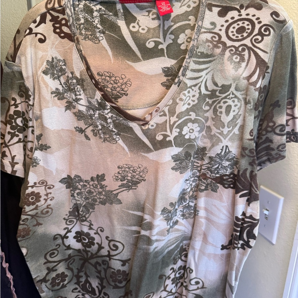 Gloria Vanderbilt Brown and Cream Floral Short Sleeve Top